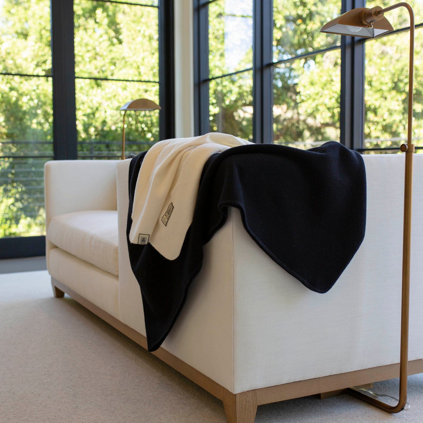 The JG Classic Blanket - Cashmere Blend in Black